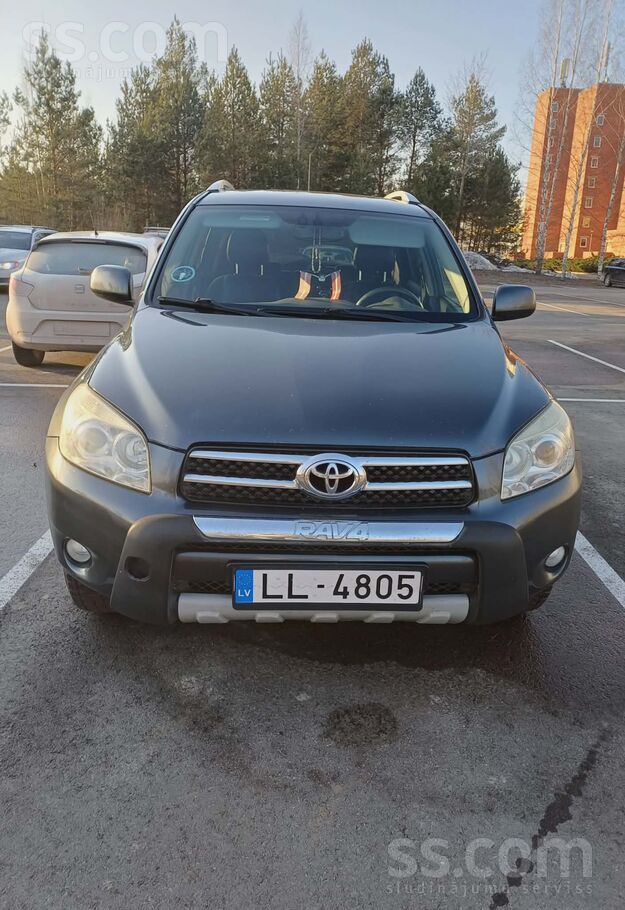 Toyota Pardod labu un uzticamu Toyotu Rav4 ar jaunu apska
