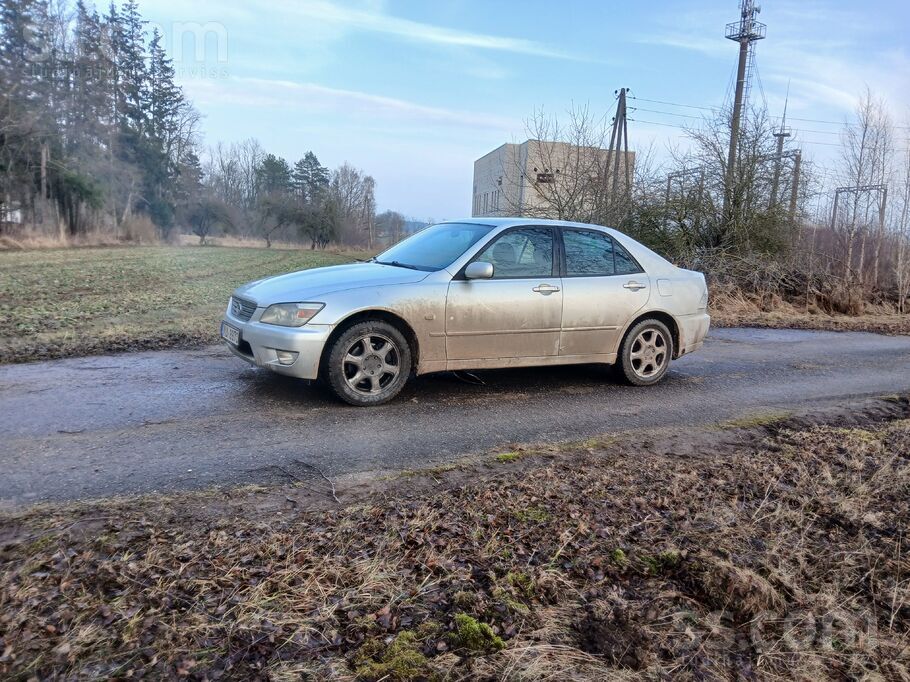 Lexus is 200 2.0 benzīns gāze.
Skate nav , bīj ņemta slimības lapa, bet tā