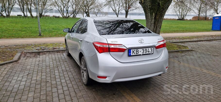Toyota Pārdod Toyota Corolla ar 1.6 benzīna dzinēju, auto