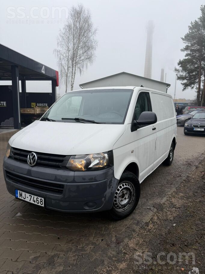 Volkswagen Uzņēmums pārdodu kravas busiņu ar trīs sēdvietām. 