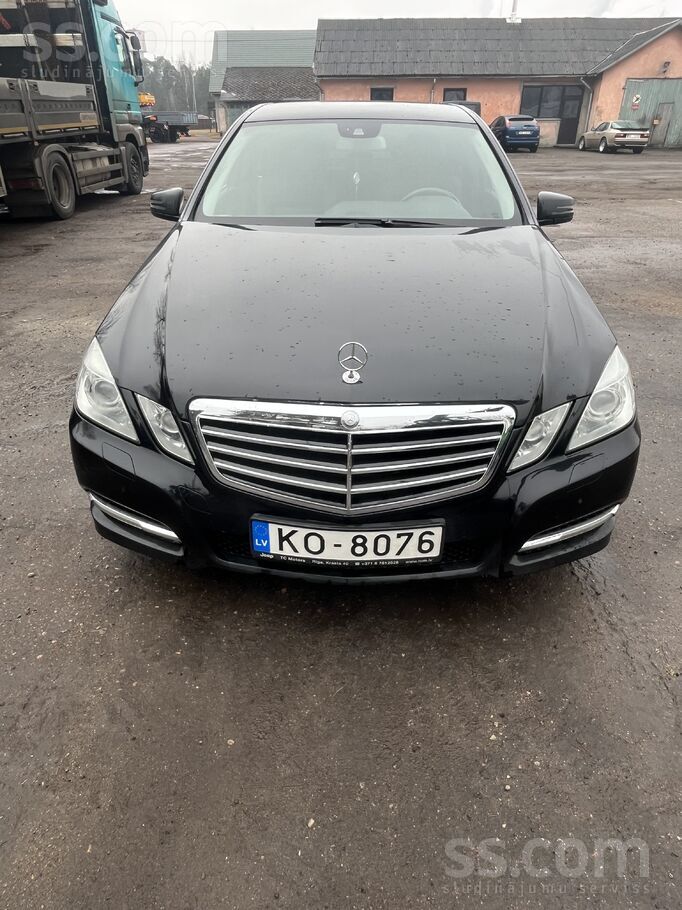 Mercedes Продаю машину Mersedec- Benz E 200 с небольшим деф