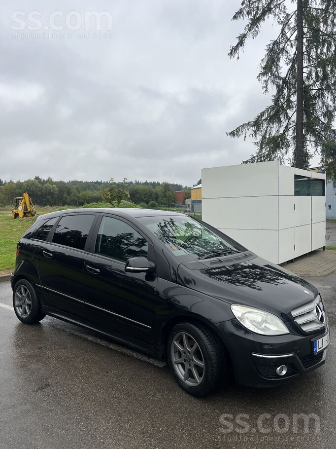 Mercedes Auto tika iegādāts mazlietoti auto salonā, braukāj