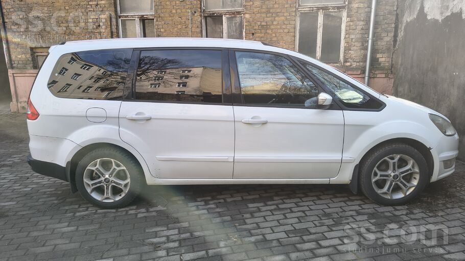 Ford Pārdošanā ērts ģimenes auto ar septiņām vietām, no