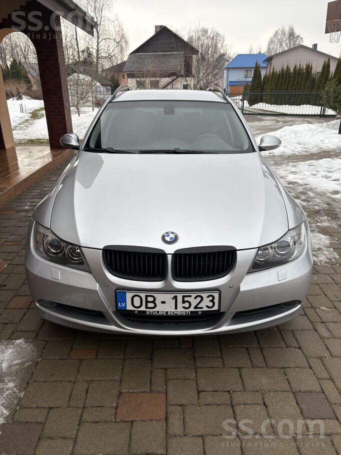 BMW BMW 320D, 130kw N47D20, auto stāv uz ziemas riepām