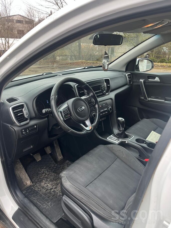 KIA Lieliska priekšpiedziņas apvidus auto.