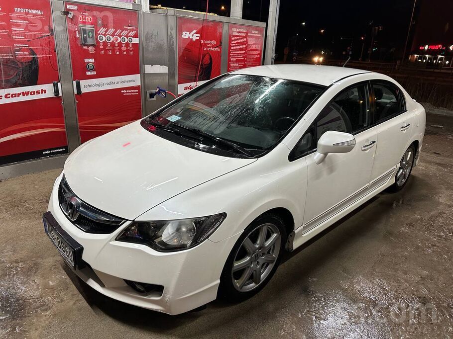 Pārdodu Honda Civic Hybrid 1.3 (2010. gada modelis).
Automašīna ir uztur
