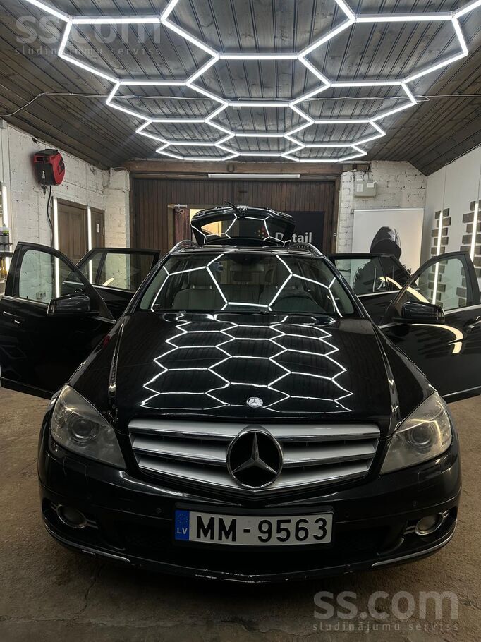 Mercedes Pārdod ekonomisku Avanagrd klases Mercedes-Benz. U