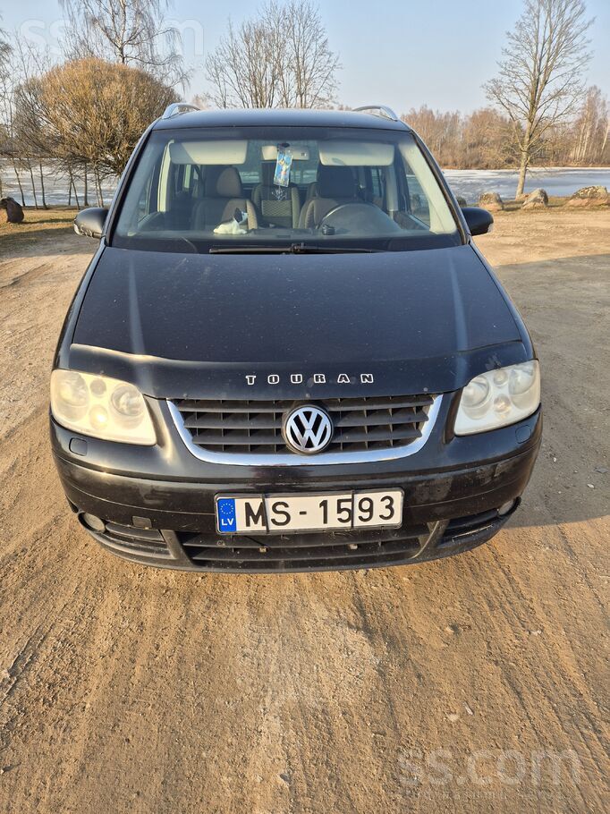 Volkswagen Pārdod ietilpīgu ģimenes auto.
