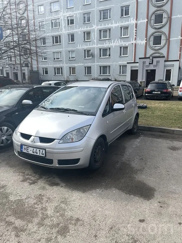 Продаю компактный, но вместительный, шустрый, но экономичный автомобиль в хо