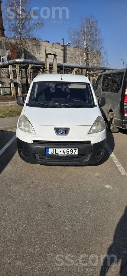 Pārdodu uzticamu un ekonomisku Peugeot Partner kravas furgonu (3 sēdvietas),
