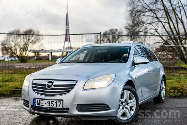 Opel Opel Insignia ar 2.0 litru dīzeļdzinēju un manuālo