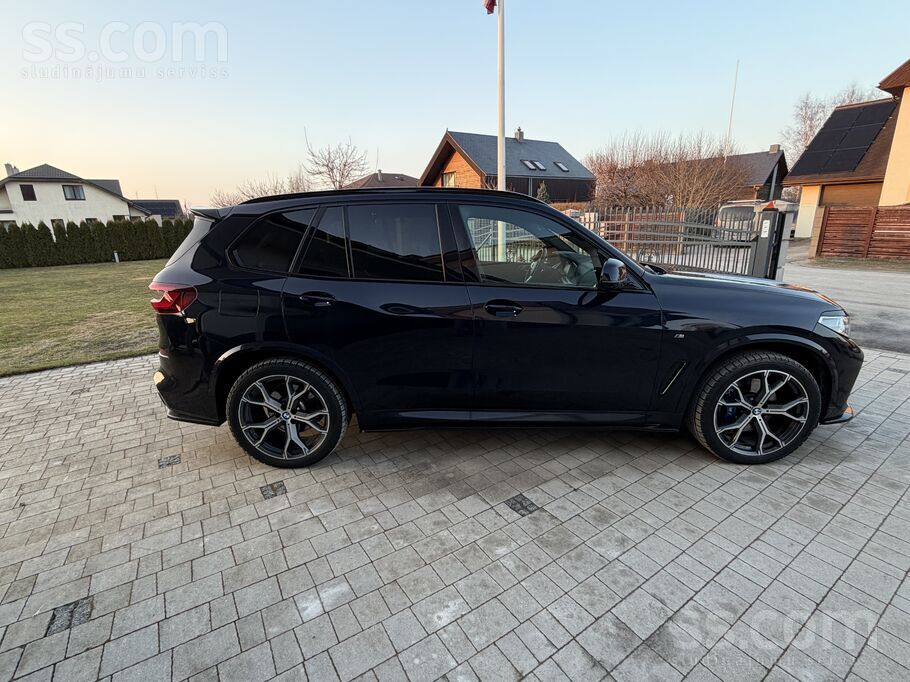 BMW Auto uz kura atskatās. 