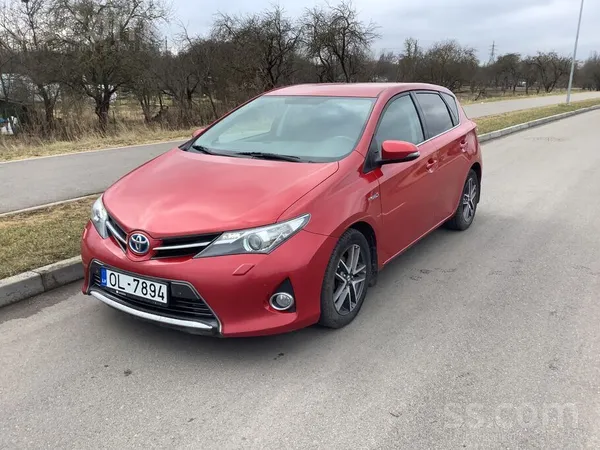 Toyota Sakarā ar jauna auto iegādi pārdod labu Toyota hib