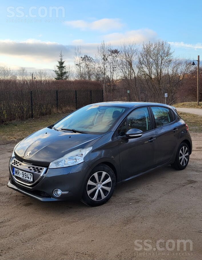 Peugeot Pārdodu koptu un ekonomisku 2012. gada Peugeot 208