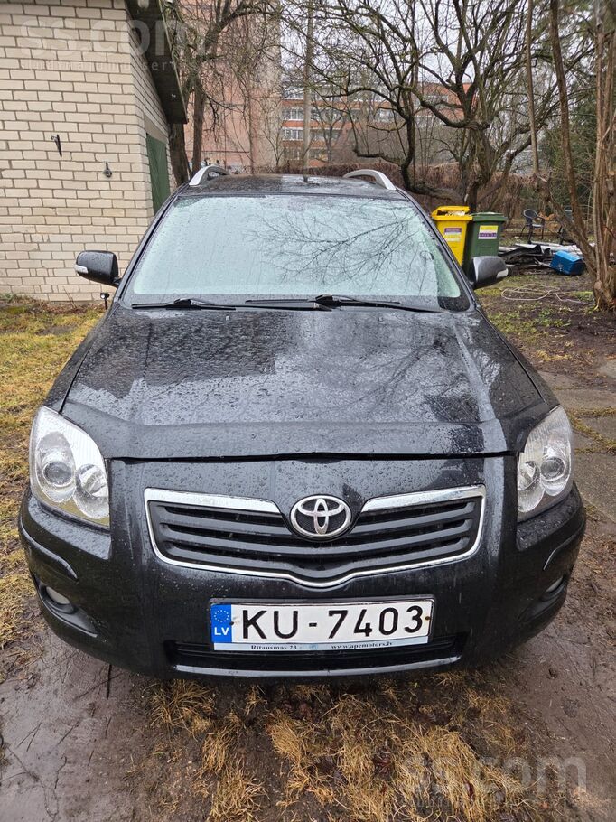 Toyota Pārdod kopumā labu auto. Ir vizuāli defekti. Jauns