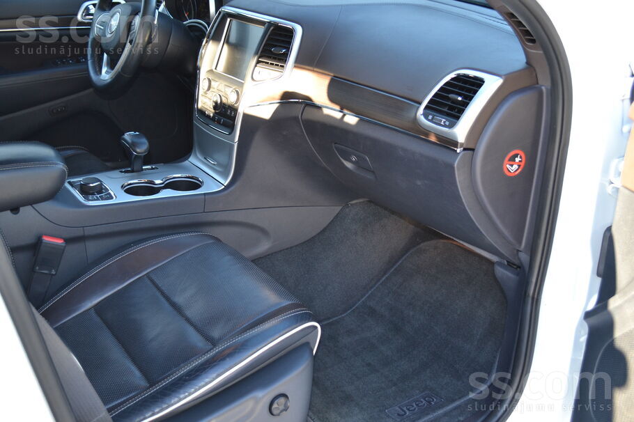 Продаю Jeep Grand Cherokee в комплектации Overland. Автомобиль привезён из