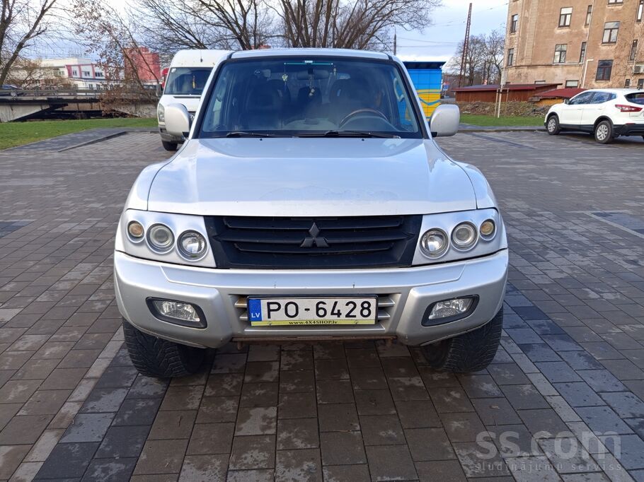 Mitsubishi Продаю Мицубиси Паджеро. То до октября 2026.лифт п