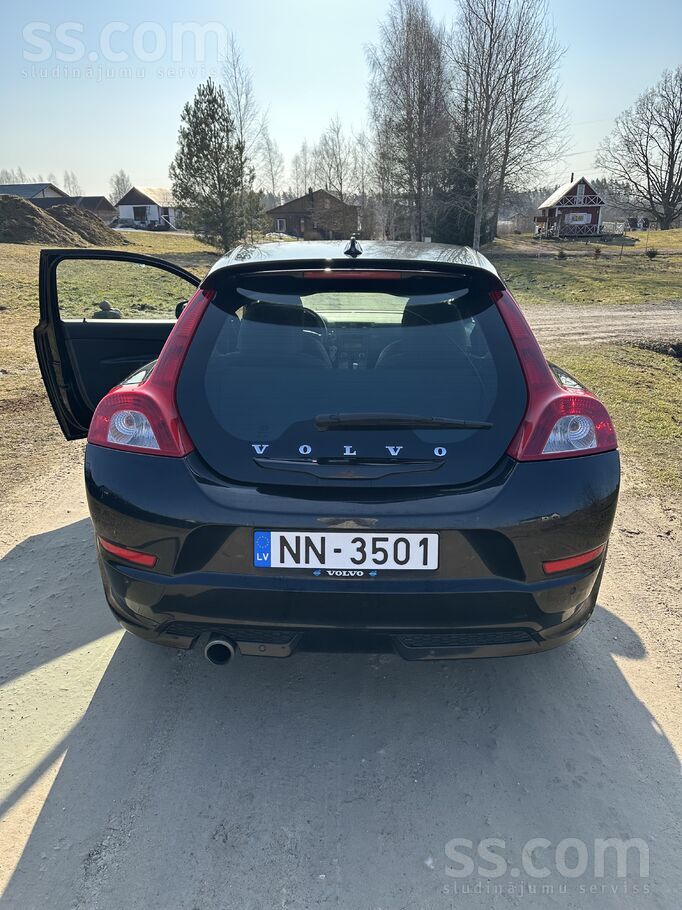 Volvo Pārdod Atdzīta no Nīderlandes C30 R-Design. Teicam