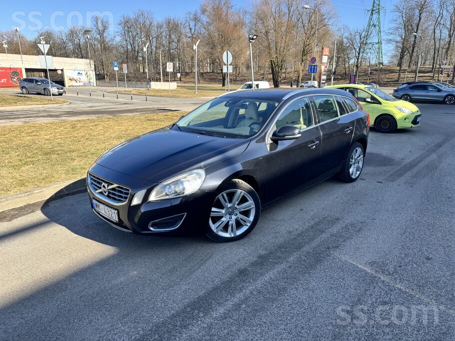 Volvo Volvo v60 D4 120kw 5 cilindri , automāts. 
