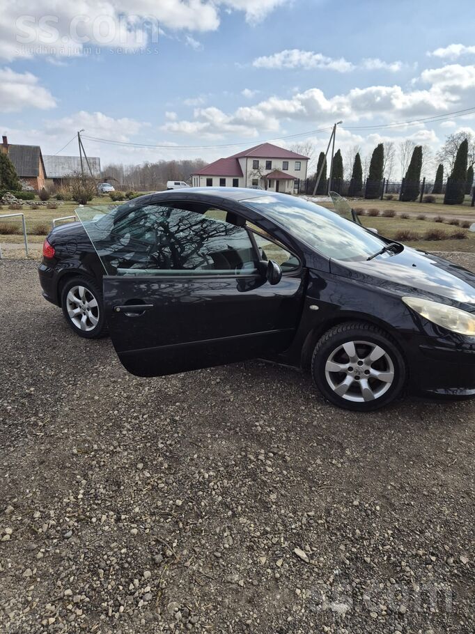 Tikko izieta tehniskā apskate bez aizrādījumiem. Mašīna ar cieto jumtu brauk