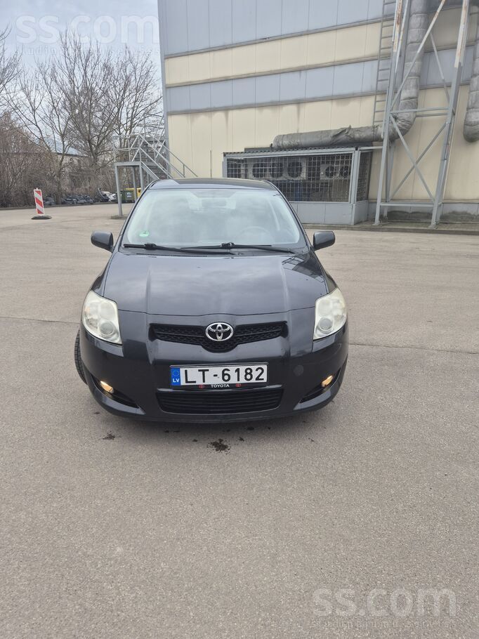 Toyota Izcila braukŝana pilsētā ar mazu patēriņu. 
