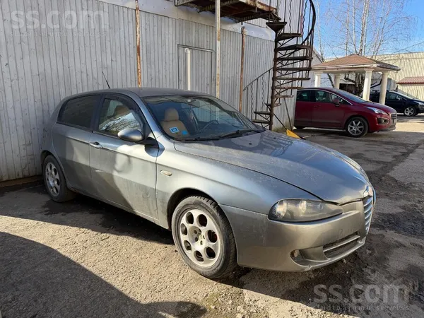 Alfa-romeo Pārdod mašīnu detaļām. Mašīna 2 gadus stāvēja serv