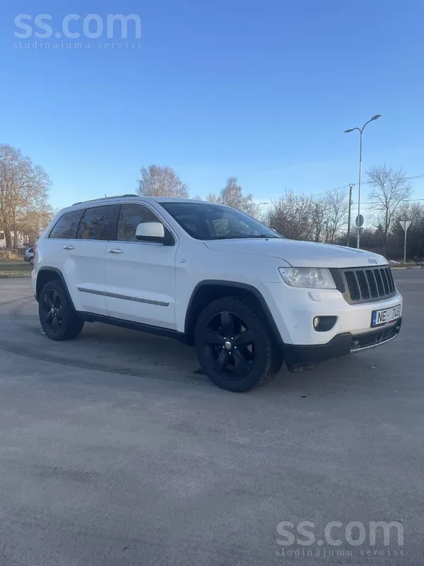 Продаёт хозяин. Jeep Grand Cherokee Overland. 
Все ремонты , а также обслуж