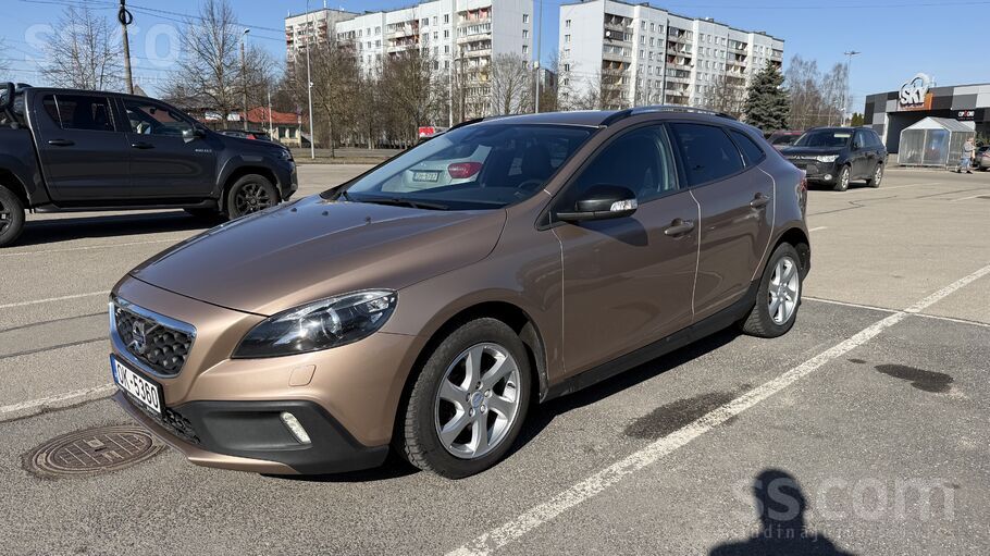 Pārdodu ļoti labu Volvo V40 Cross Country (ar paaugstinātu klīrensu). 
1.6