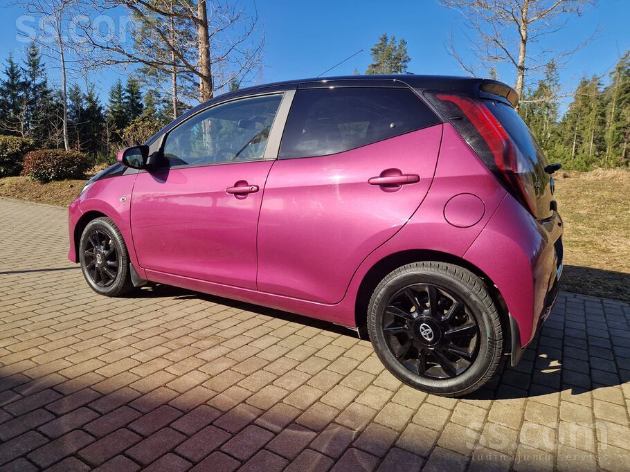 Toyota Aygo X-Cite. Kompakts, stilīgs un manevrētspējīgs auto.
Īpaši pilsē