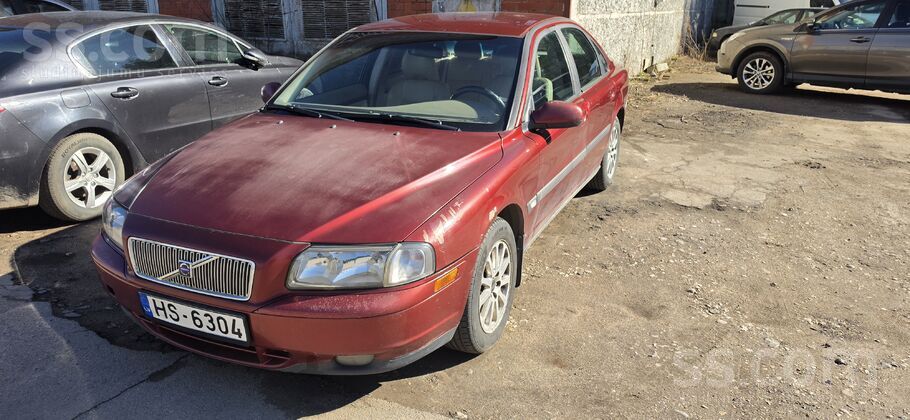 Braucošā stāvoklī . Dzinejs darbojas .Kopējais stāvoklis normāls.