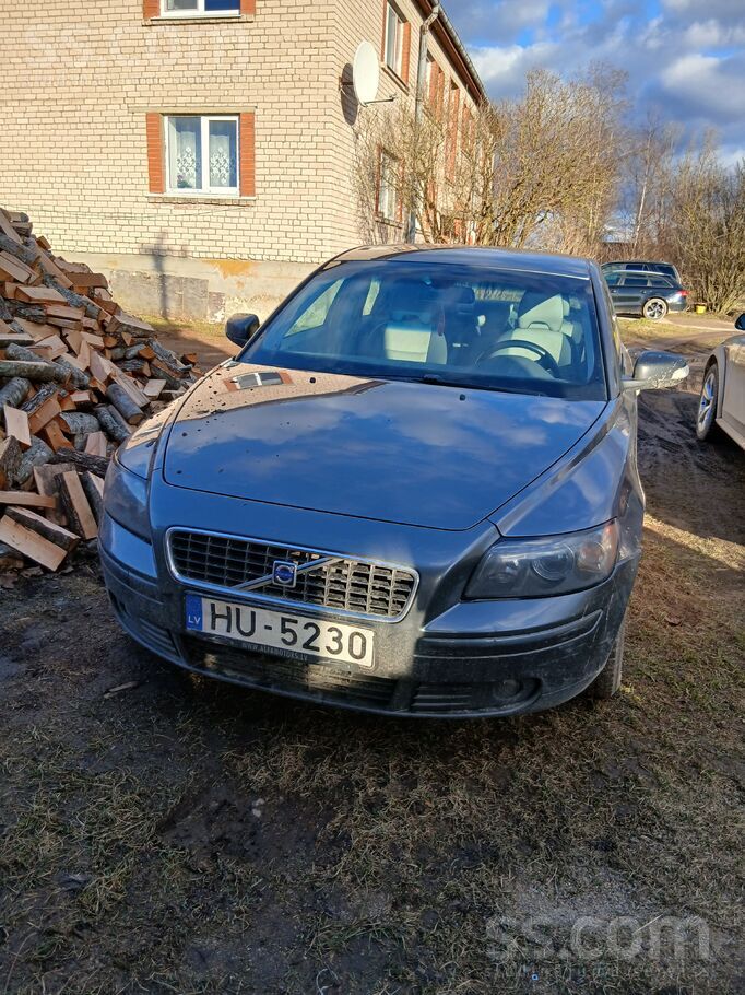 Līdzi vasaras riepu komplets uz R17 diskiem.