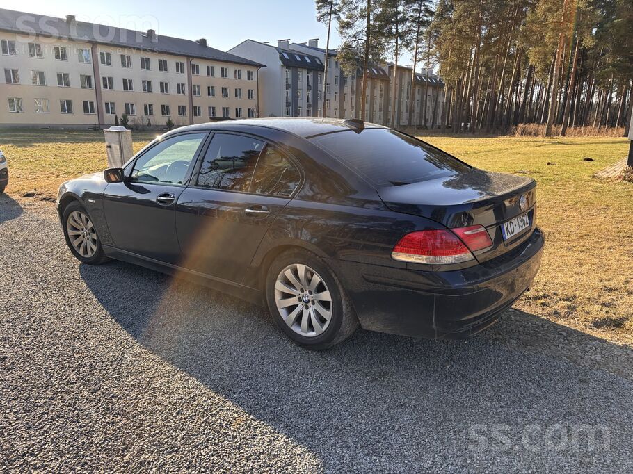 Svaiga TA, vienu sezonu brauktas ziemas riepas stāv virsū, vasaras riepas vi