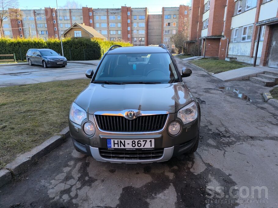 Skoda Yeti 1.2 benzīns rūpnīcas komplektācijā ar nelielu nobraukumu, automāt