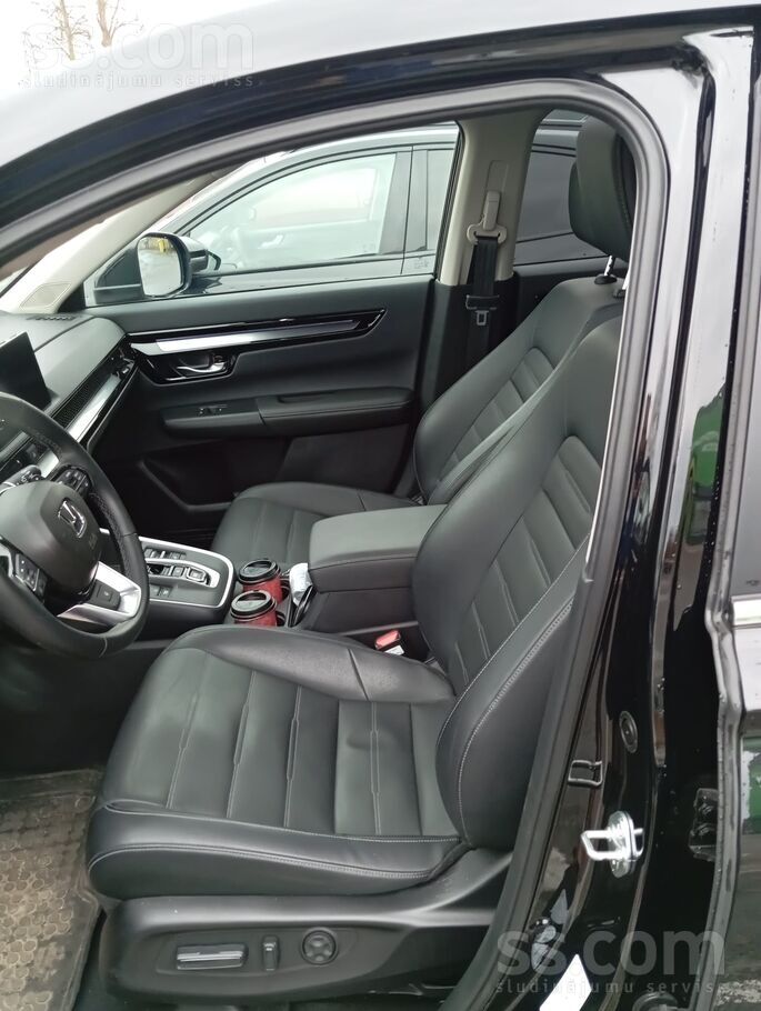 Pārdodu modernu un uzticamu 2024. gada Honda Cr-V eleganti melnā krāsā. Auto