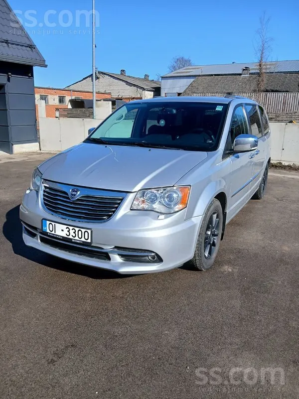 Lancia Uzticams, komfortabls un ļoti ietilpīgs ğimenes au