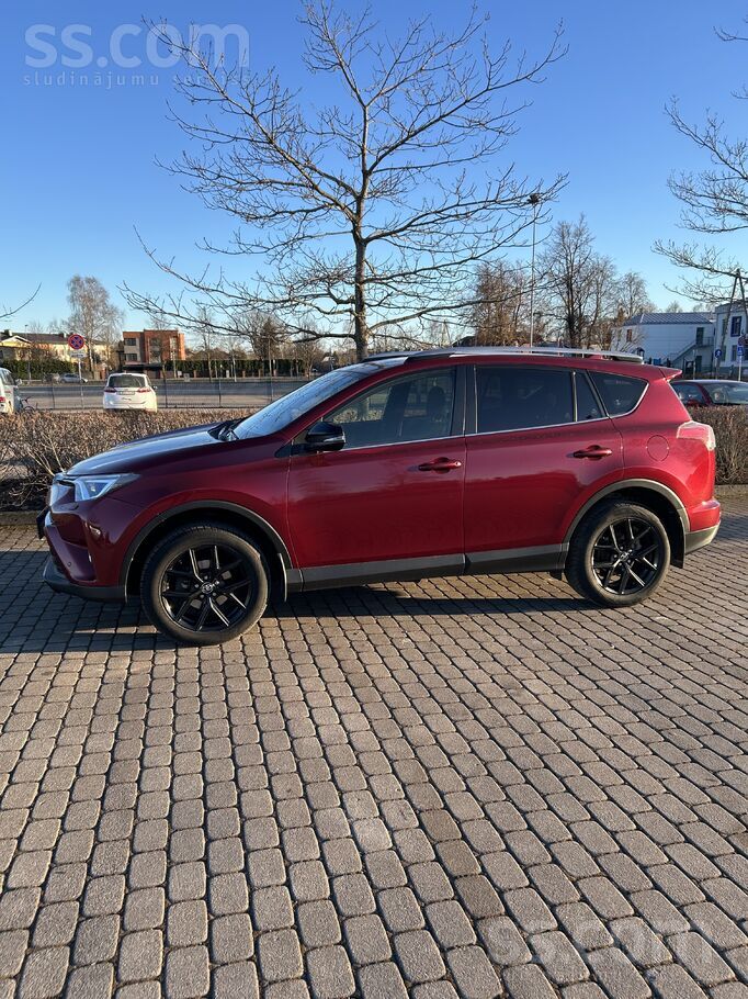 Pārdodu savu uzticamo ceļabiedru. Skaista sarkana krāsa ar melnu salonu. Ben