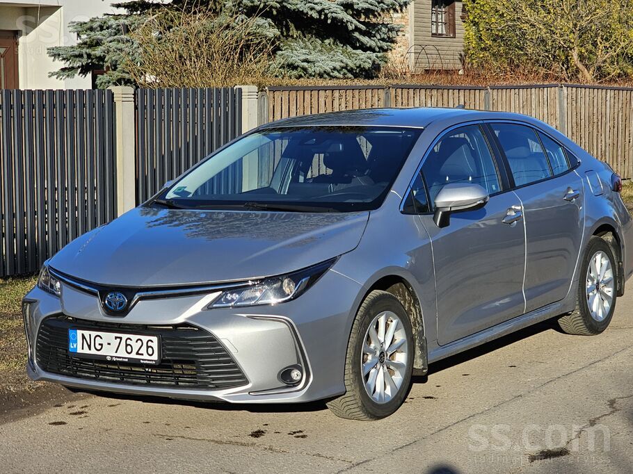Pārdodu 2022. gada Toyota Corolla 1.8 Hybrid Active komplektācijā. Auto ir t