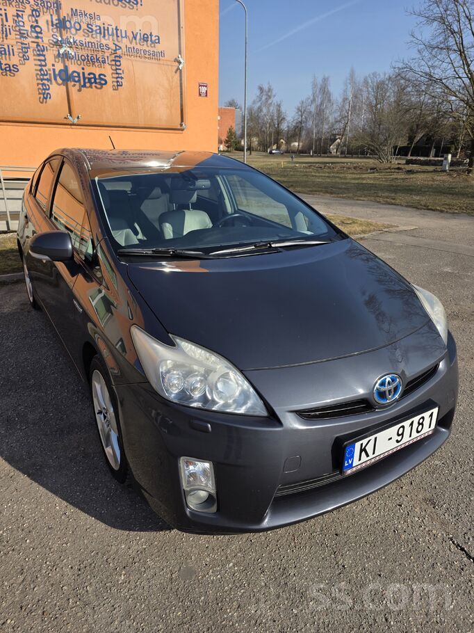 Pārdodam labi uzturētu ģimenes auto - 2010. gada Toyota Prius 1.8 hibrīdu.