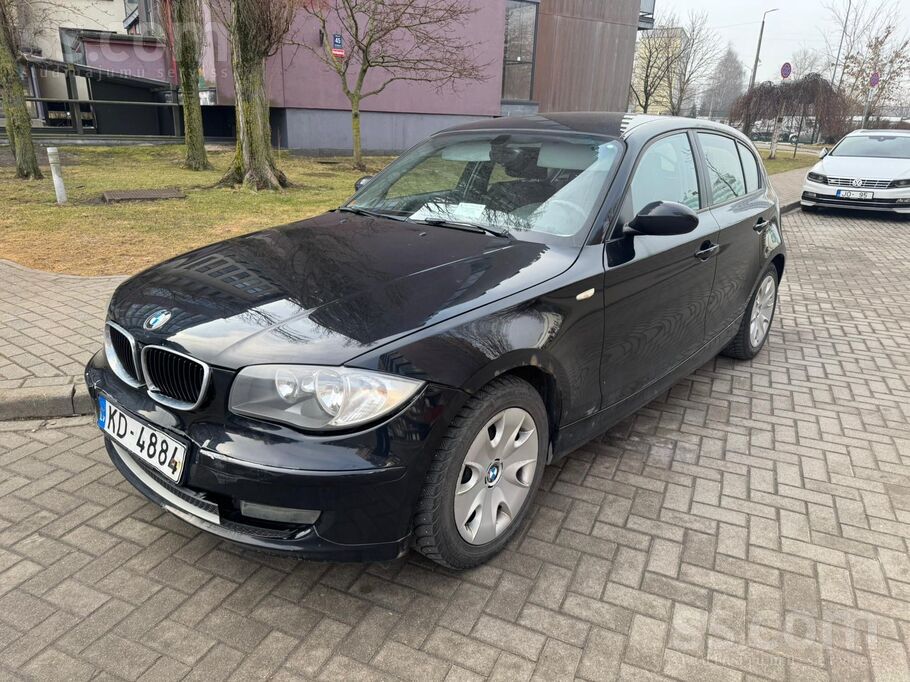 Mašina ir ar vizuāliem defektiem, priekšējais bamperis ir nedaudz sasists. L