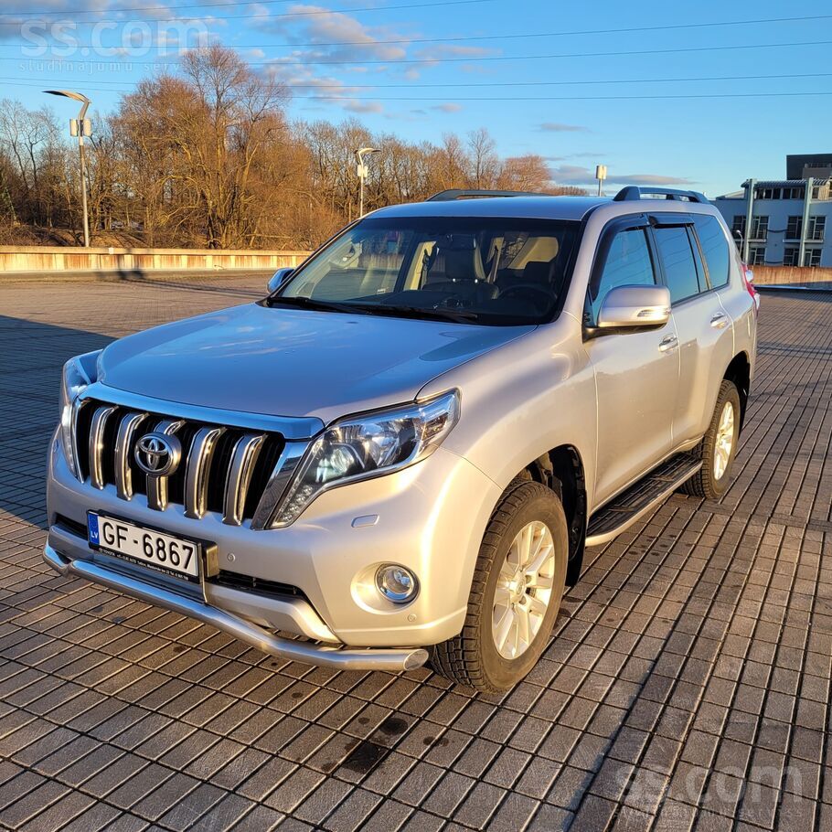 Продаю Toyota Land Cruiser 150 новая покупалась в Латвии, один хозяин, обслу