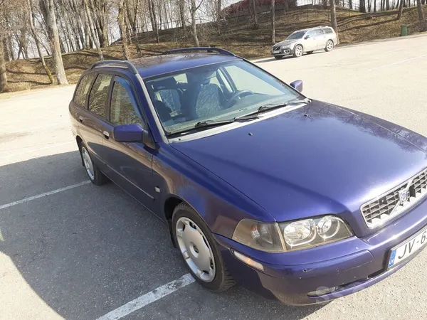 Volvo Pārdodu V40, līdzi nāk vasaras riepas ar vieglmetā