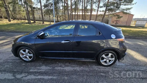 Honda Pārdod uzticamu un ekonomisku auto. 