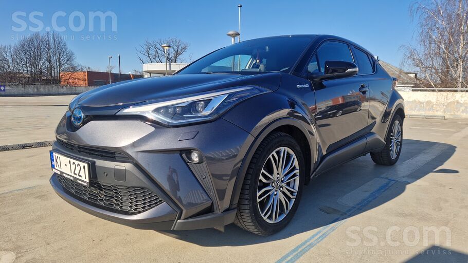 Toyota Продаю C-Hr. 2.0 гибрид. 184л. с. Идеальное состоя