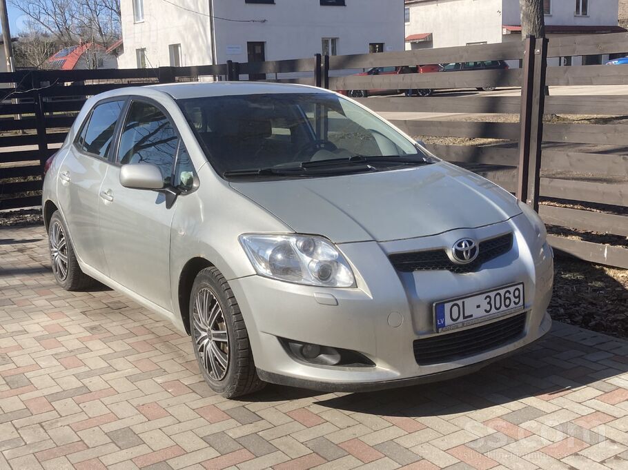 Pārdodu Toyota Auris 1.6 bendzīns/gāze. Ir rūsa, gāzes iekārtai nepieciešama