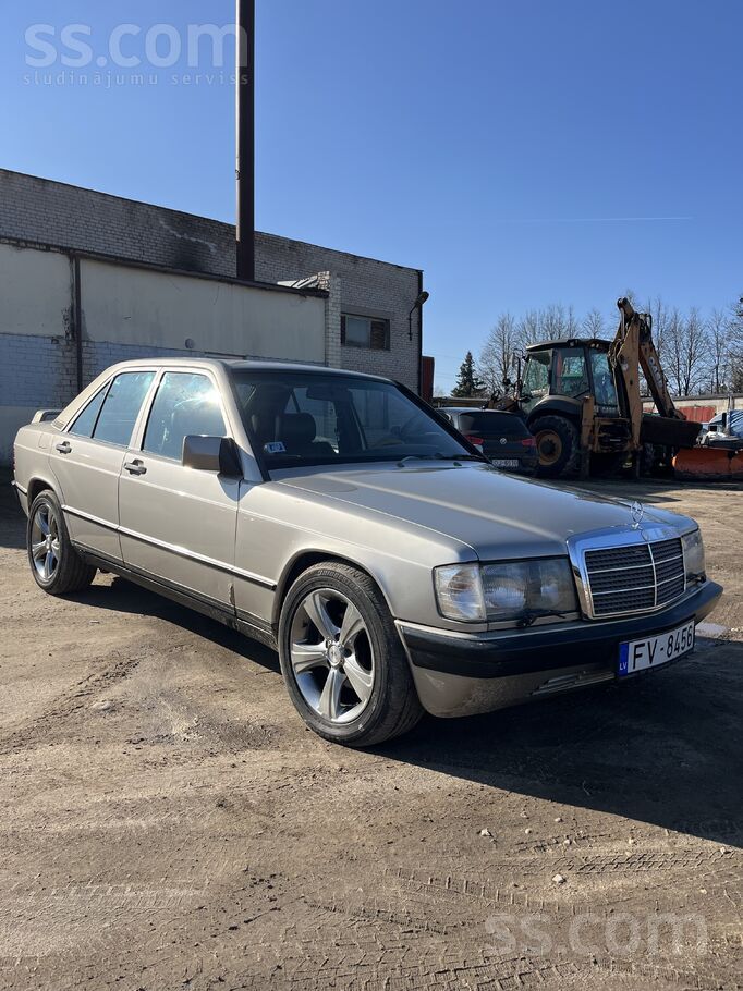 Pārdodu labi saglabājušos Mercedes 190e
Orģināls 2.3 benzīns ar 5 ātrumu