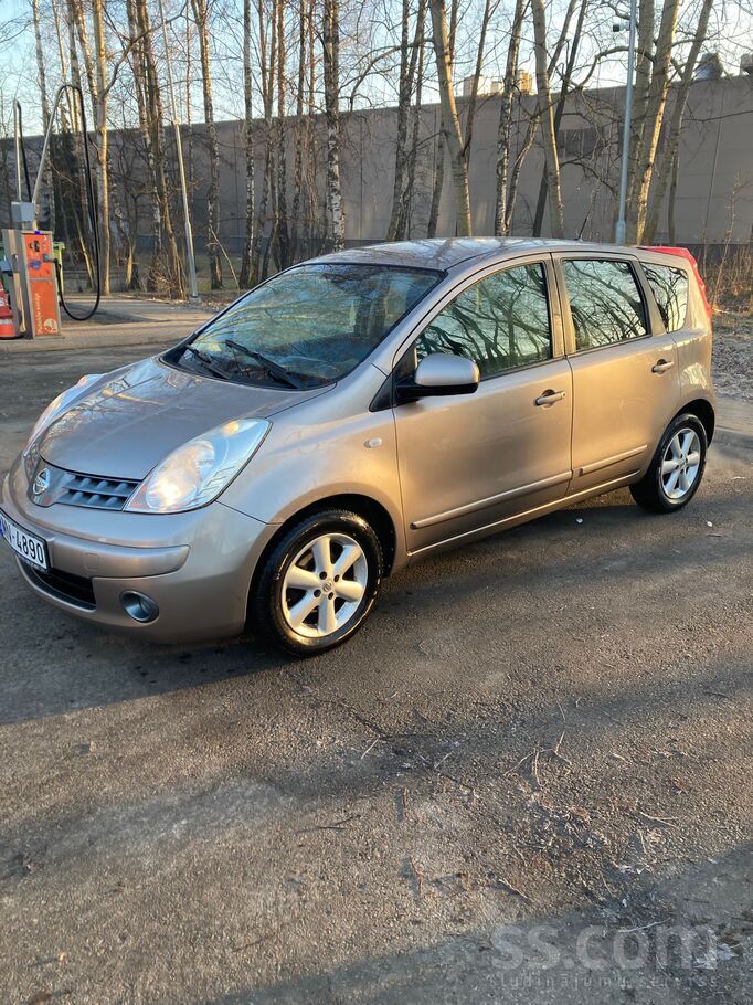 Продам Nissan Note-надёжный городской помощник. Стильный, компактный и при э