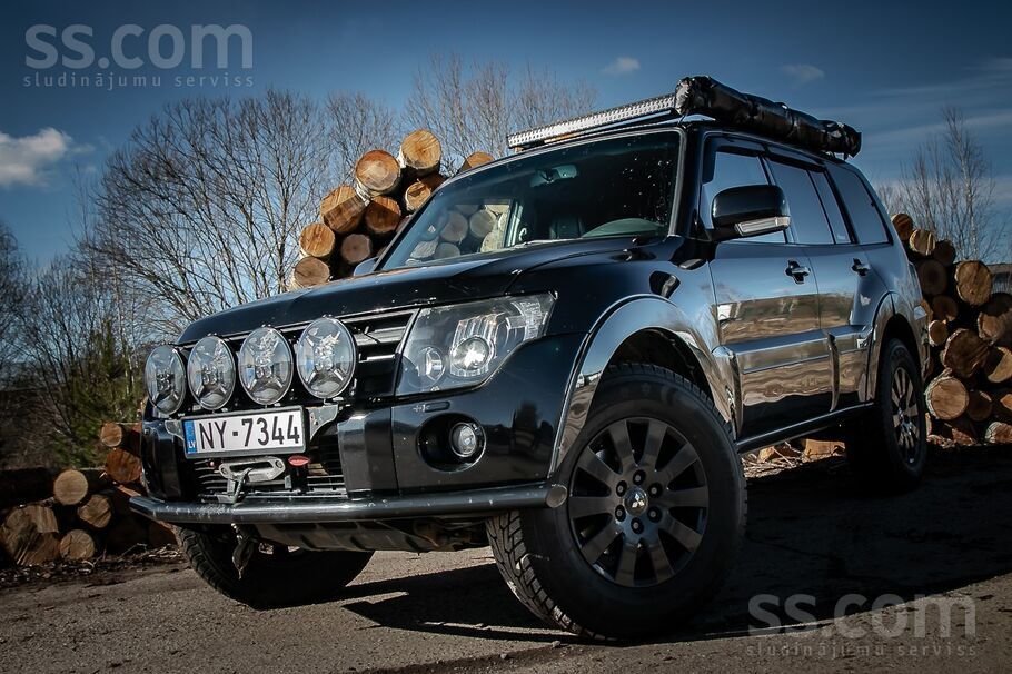 Mitsubishi Automašīna būvēta ekspedīciju braucieniem. 