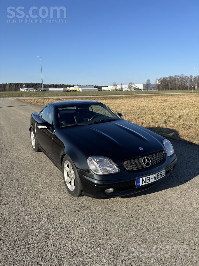 Pārdodu stilīgu Mercedes-Benz Slk kabrioletu labā stāvoklī. Dinamisks auto a