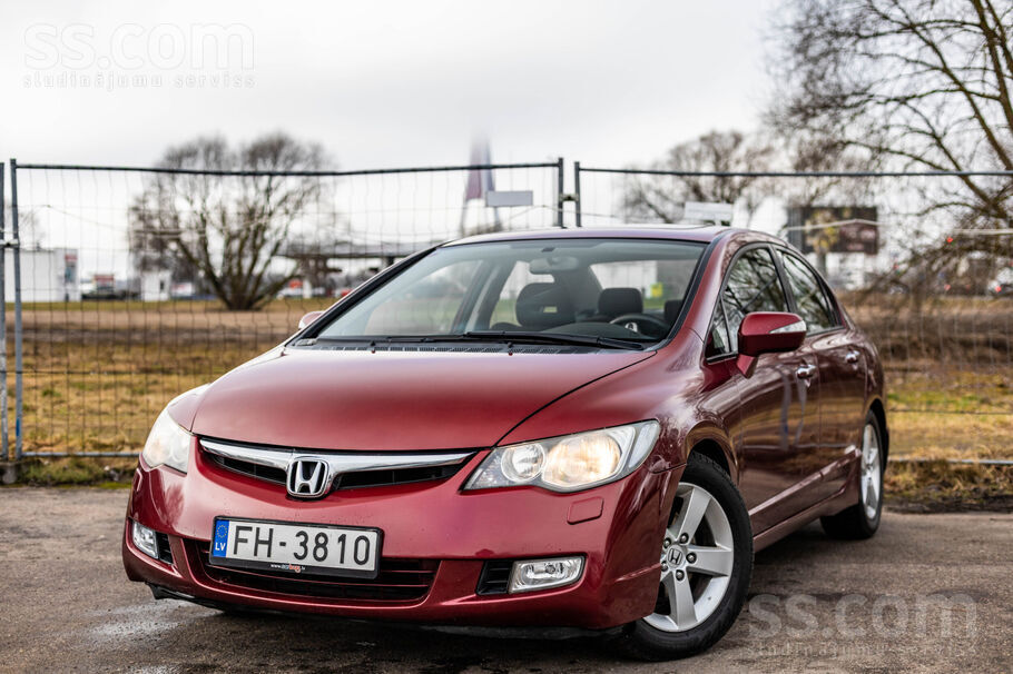 Honda Honda Civic ar 1.8 l benzīna dzinēju un automātisk