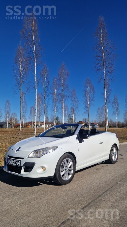Renault Pasteidzies izbaudīt vasaru, ar baltu kabrioletu, 